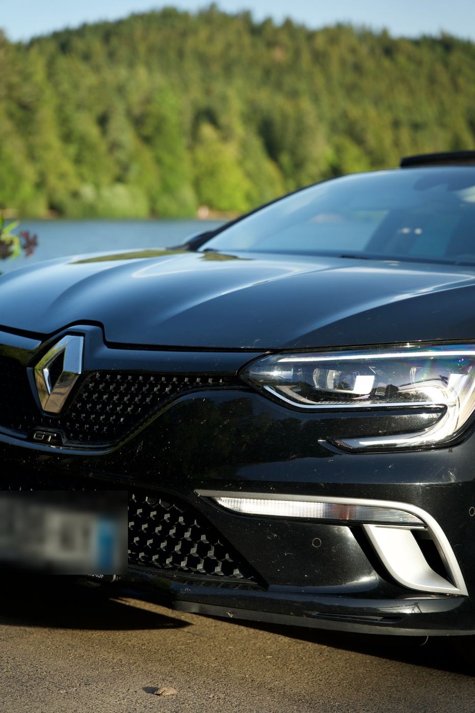 Détail de la calandre et du logo GT de la Mégane 4 GT