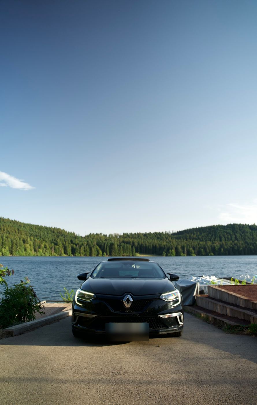 La Mégane 4 GT face au lac, cadrage resserré