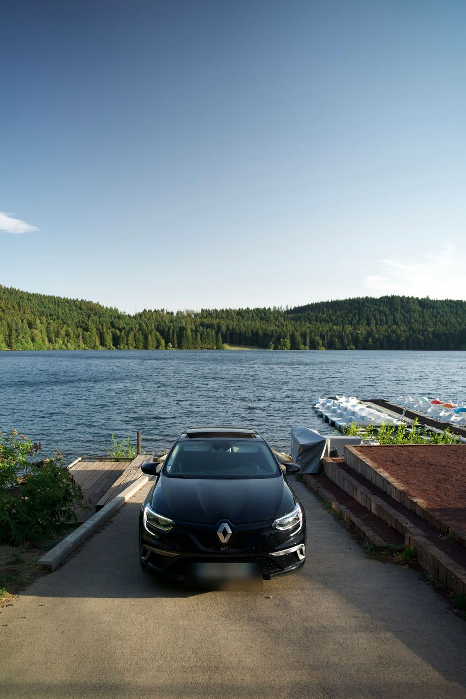 La Mégane 4 GT face au lac, au coucher du soleil
