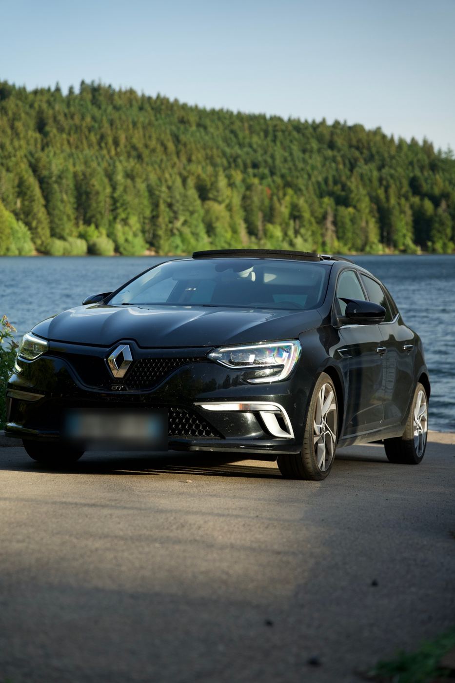 Renault Mégane 4 GT noire au bord d'un lac