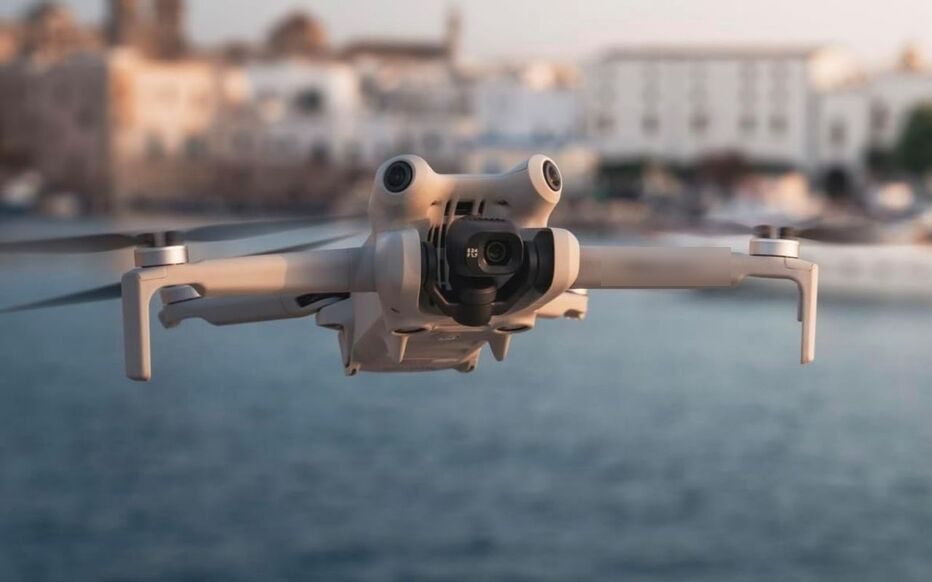Drone DJI Mini 4 Pro en vol au-dessus de l'eau