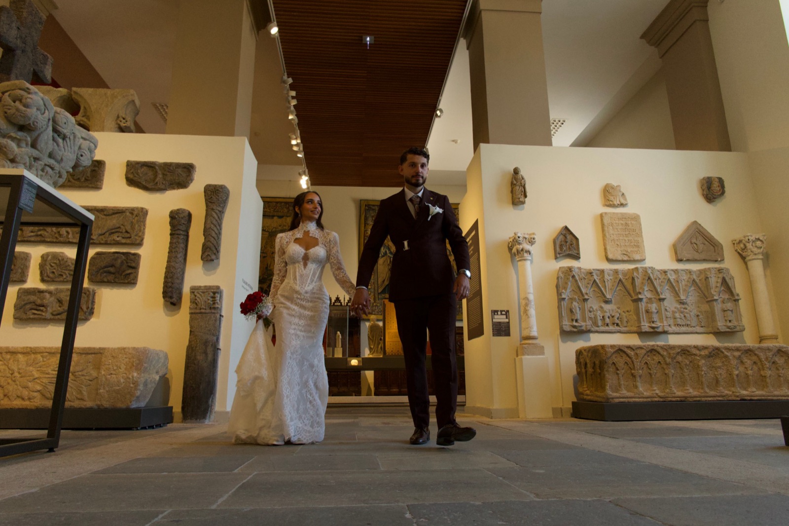 Marwan et Aliyaha, mariés, traversant les salles du musée