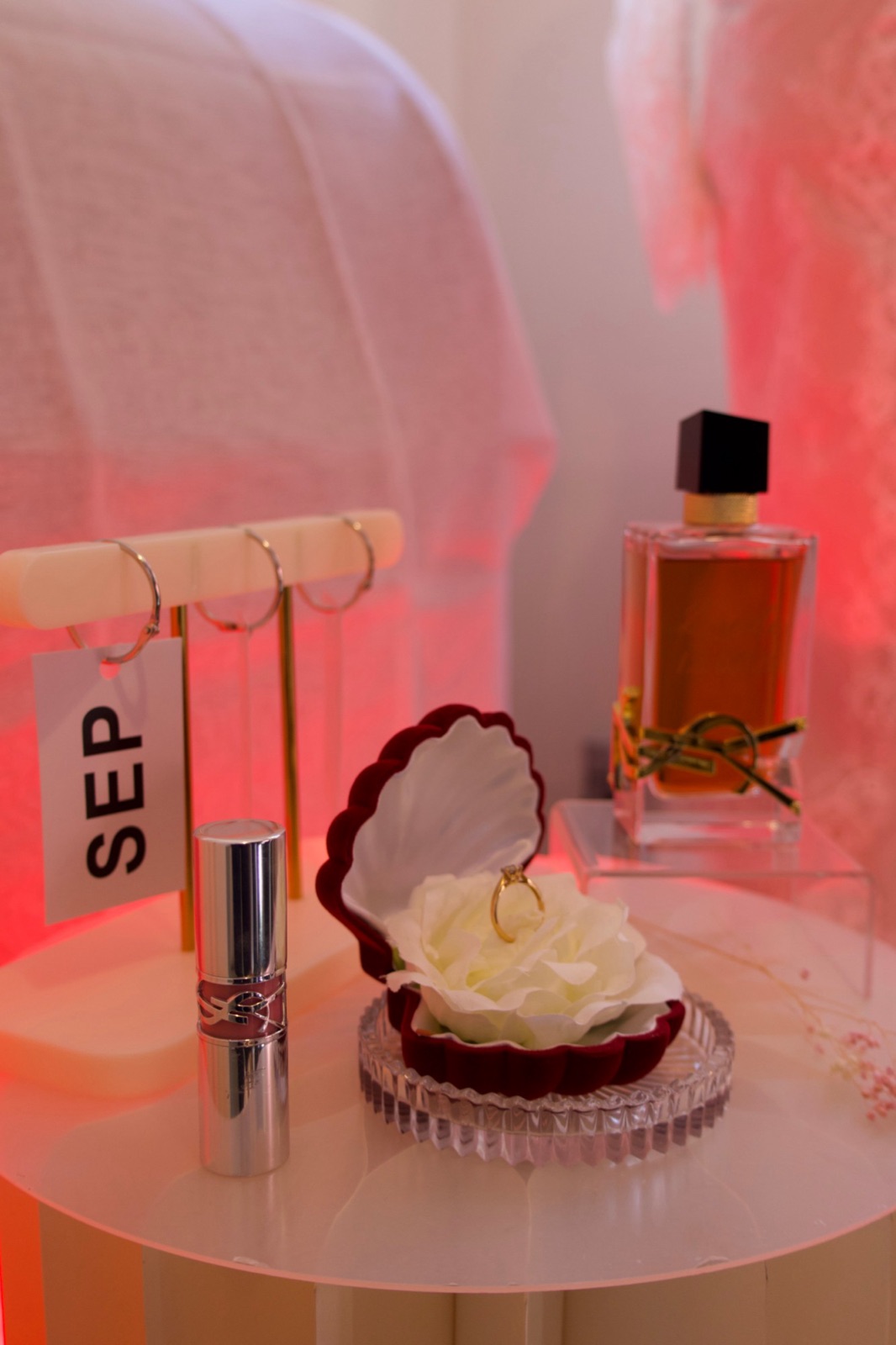 Préparatifs de la mariée : parfum, bijoux et alliance