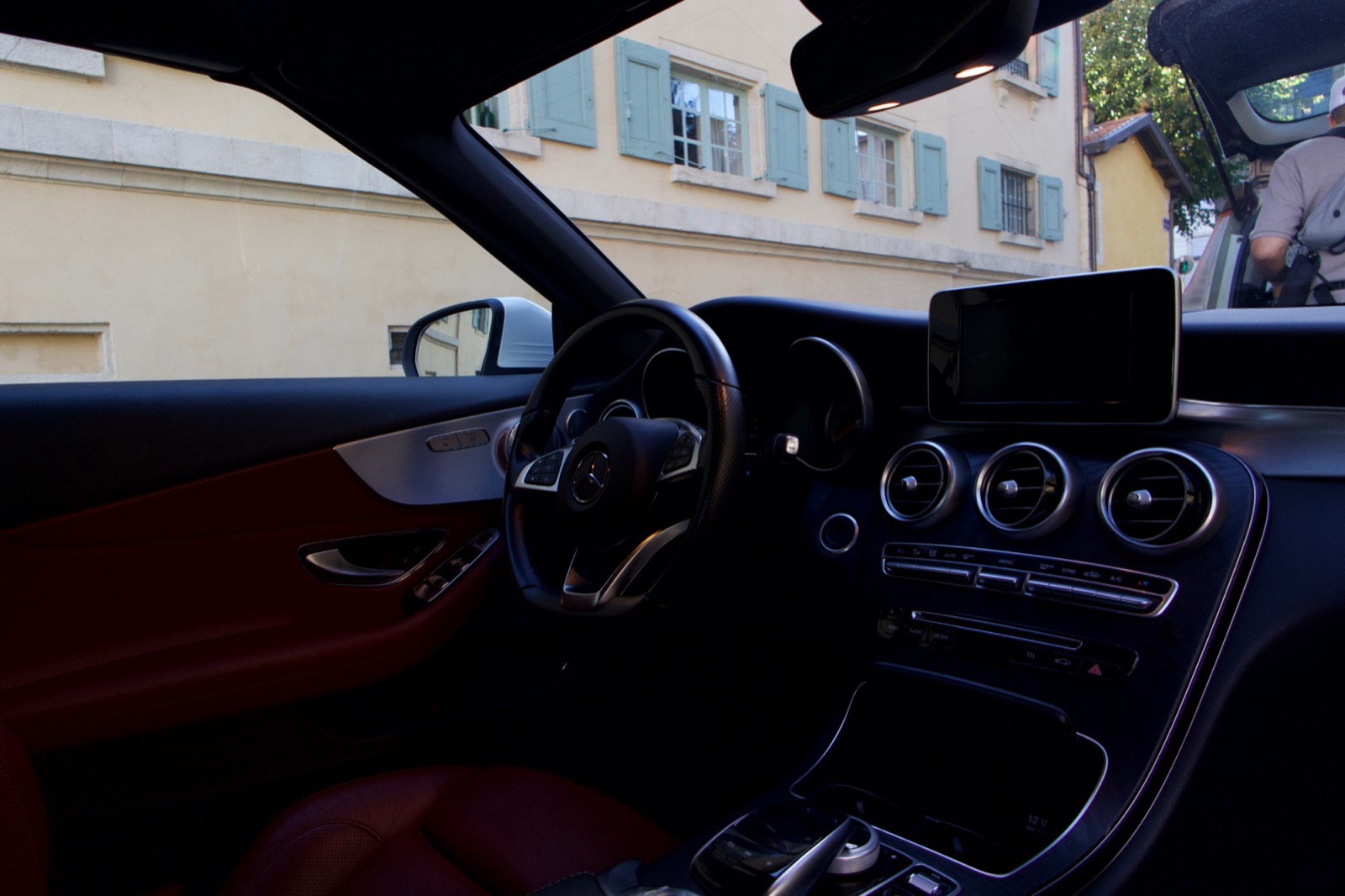 Intérieur cuir de la voiture des mariés