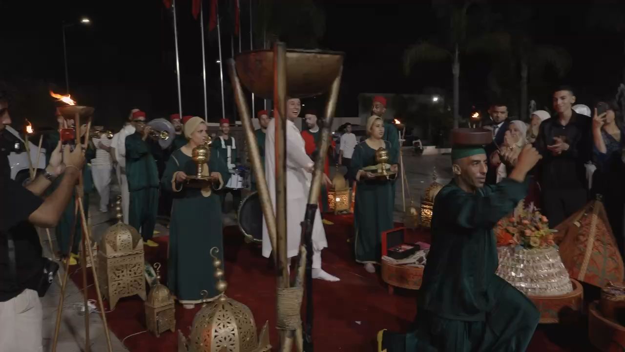 Cortège traditionnel aux flambeaux lors d'un mariage au Maroc