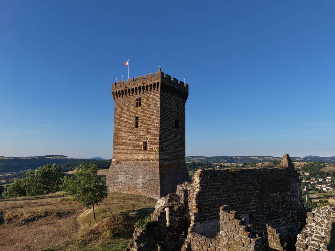 Parvis de la cathédrale du Puy-en-Velay vu du ciel
