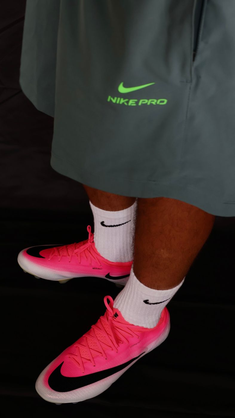 Détail de chaussures de football, gros plan en studio