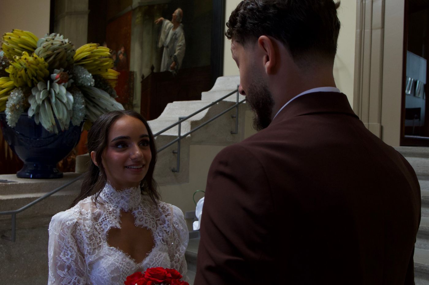 Les mariés échangent un regard avant la cérémonie