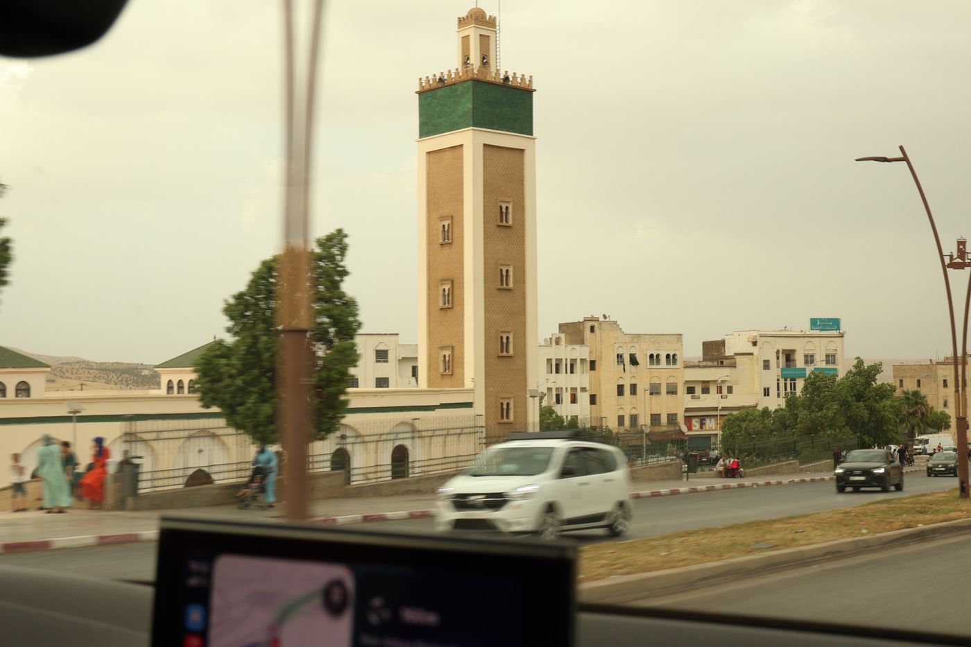 Scène de rue au Maroc, minaret et circulation