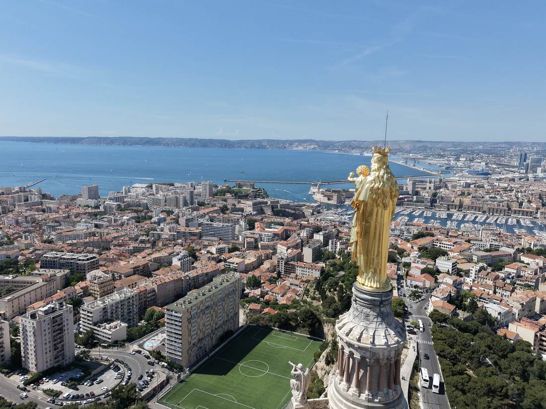 Statue Notre-Dame de France au Puy-en-Velay, vue par drone