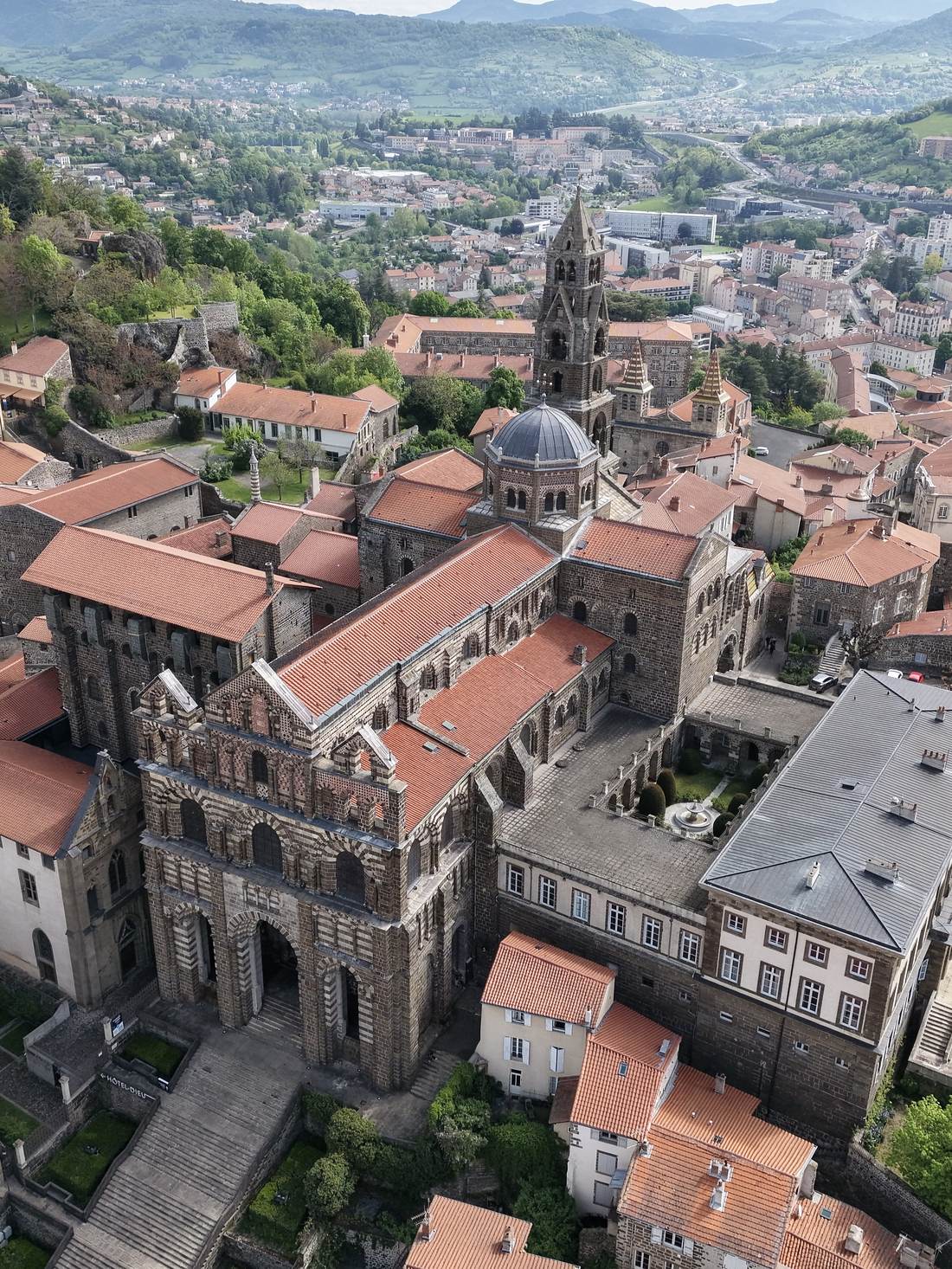 Vue aérienne de la ville et de son patrimoine